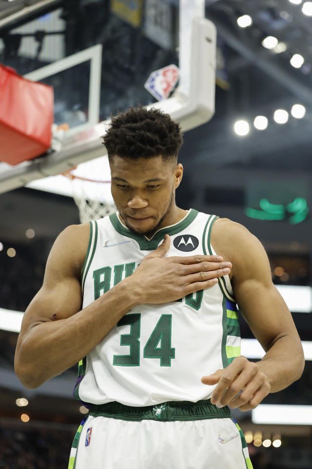 LegionHoops's tweet photo. Giannis Antetokounmpo tonight:

40 points
66% FG
14 rebounds
6 assists

Absolute BEAST. https://t.co/HrwRkRa6wv