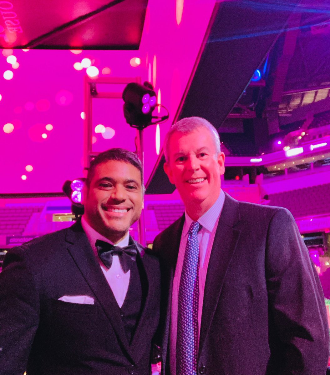 MarcMullins1's tweet photo. Awesome to be back IN PERSON this year for #CorksAndForks, benefitting the great work at @SecondHelpings!! And great to work with auctioneer @mattnewsom!!! @wrtv https://t.co/B3qiwPIqRT
