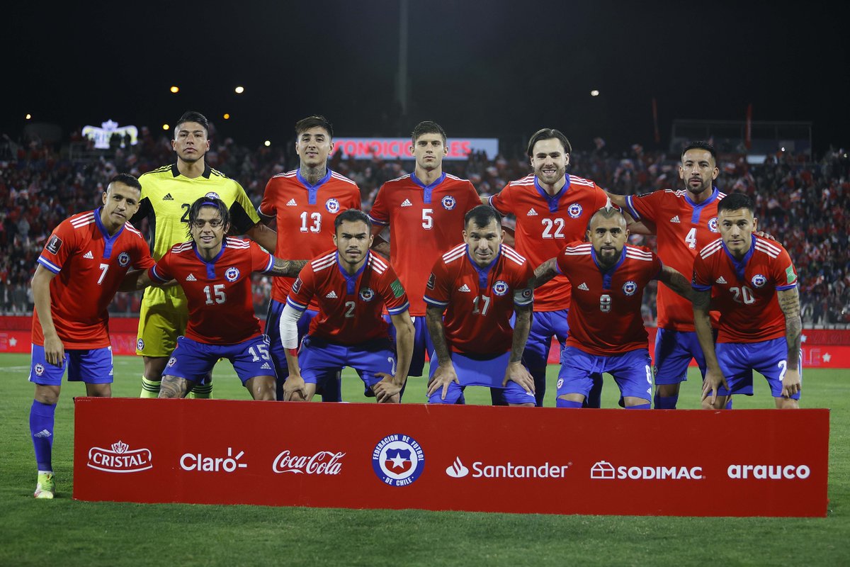 LaRoja's tweet photo. ⚽🇨🇱 Gracias por dejarlo todo muchachos y siempre luchar por #LaRoja.

Con la frente en alto y mirando los próximos desafíos 💪❤ 

#VamosLaRoja #VamosChile https://t.co/xl25RDAp1E