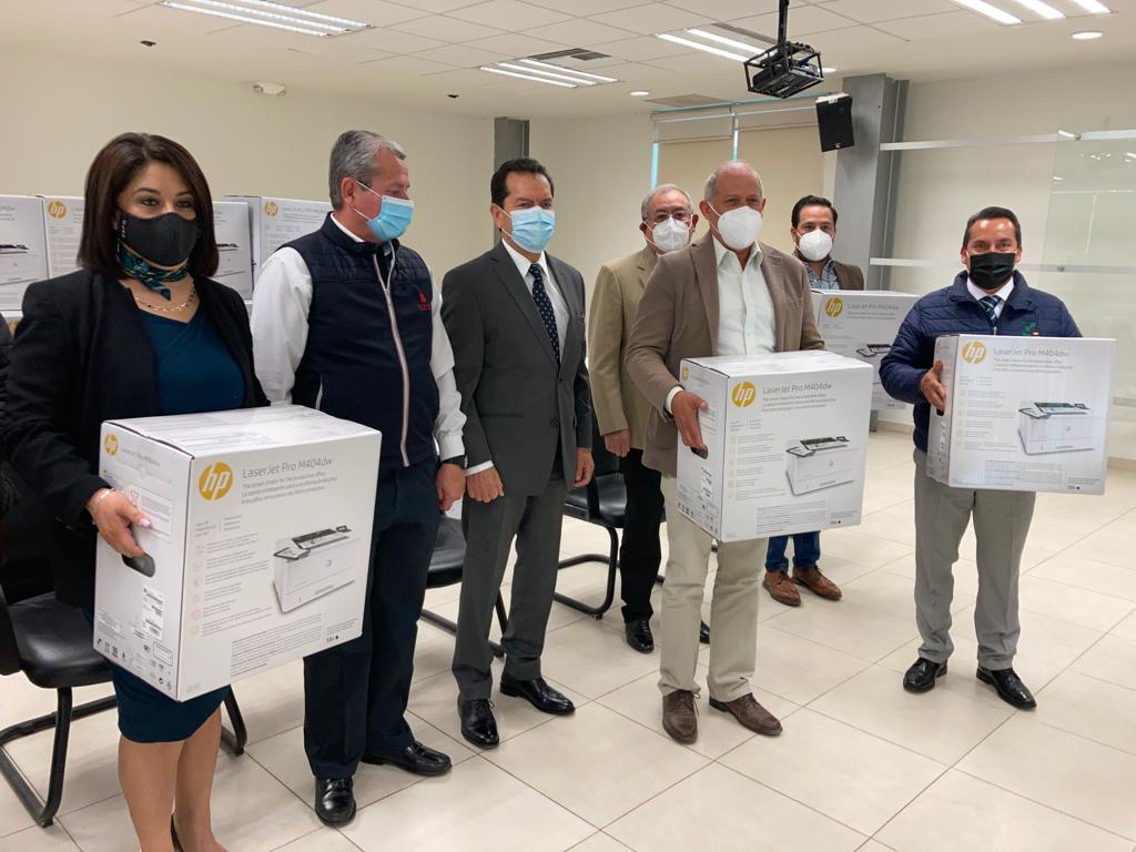 lpineda10's tweet photo. El titular de la @SGGDurango el M.A.P. @JMOJICAV  estuvo en el @COBAEDoficial en donde se entregó equipo de cómputo para los distintos plantes en todo el estado, ahí les reiteró que, “somos un gobierno sensible que ha construido paz social para Durango". https://t.co/HzjKkgTETB