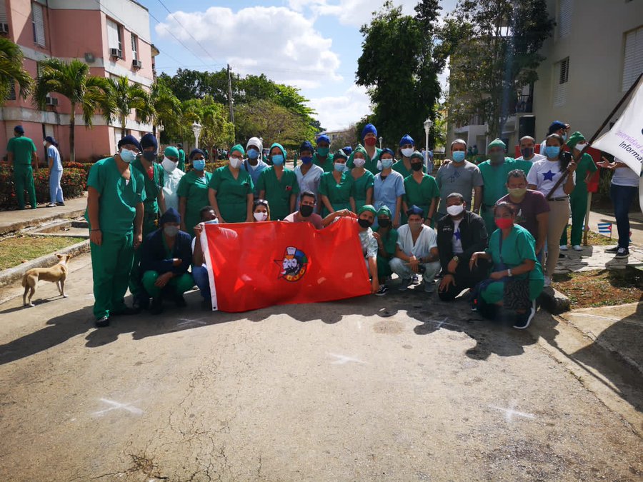 Con los jóvenes de mi <a href="/universidad_uci/">Universidad de las Ciencias Informáticas</a> #VamosConTodo aportando al desarrollo de #Cuba fundando futuro, fieles a la máxima martiana "Con todos y para el bien de todos" y al legado de #FidelPorSiempre de convertir reveses en victorias 
#CubaViveYTrabaja <a href="/DiazCanelB/">Miguel Díaz-Canel Bermúdez</a> <a href="/PresidenciaCuba/">Presidencia Cuba 🇨🇺</a>