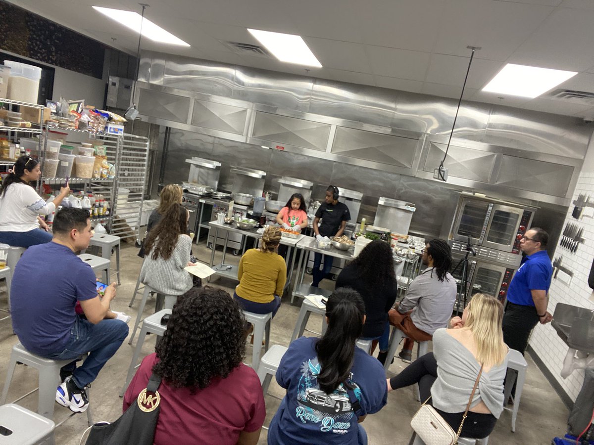 Health4Americas's tweet photo. Learning some healthy recipes with Chef Stacy Dougan from @simplypurelv! Love to see the community in #LasVegas celebrating #nutritionmonth with @dhhsnevada at @LVVeganCulinary. Let’s keep all our families and communities #healthy @ConsulMexLvn @reachlvorg @AllofUsResearch https://t.co/Nww1uvtJgH