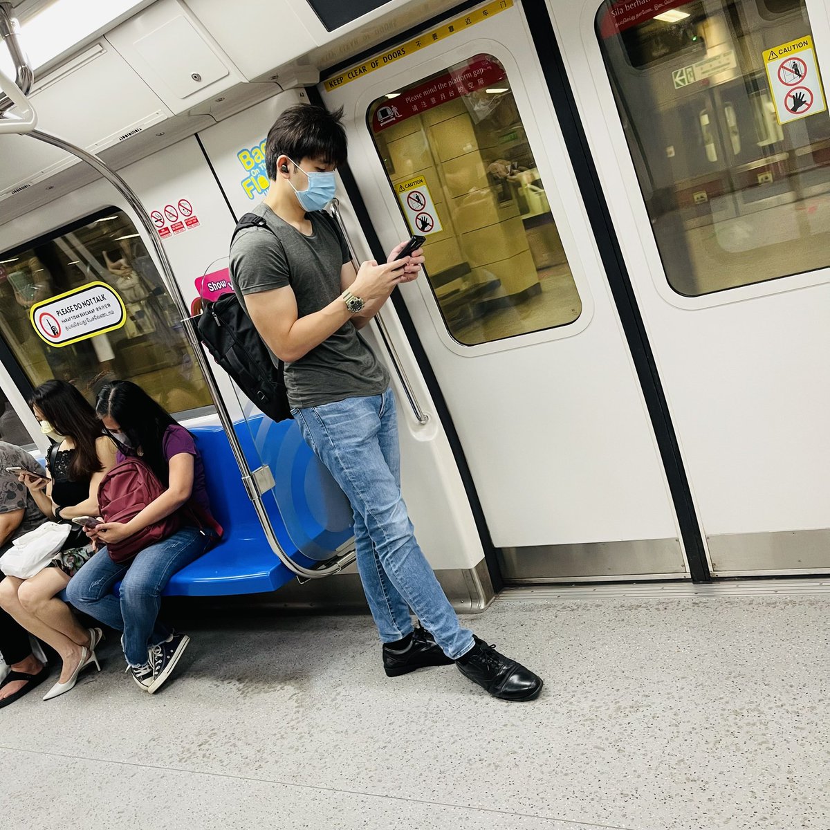 GeishaTV's tweet photo. Spotted on the train just now. Nice biceps and seems quite cute
#silentcam #sgguy https://t.co/ZdUC5WpvsL
