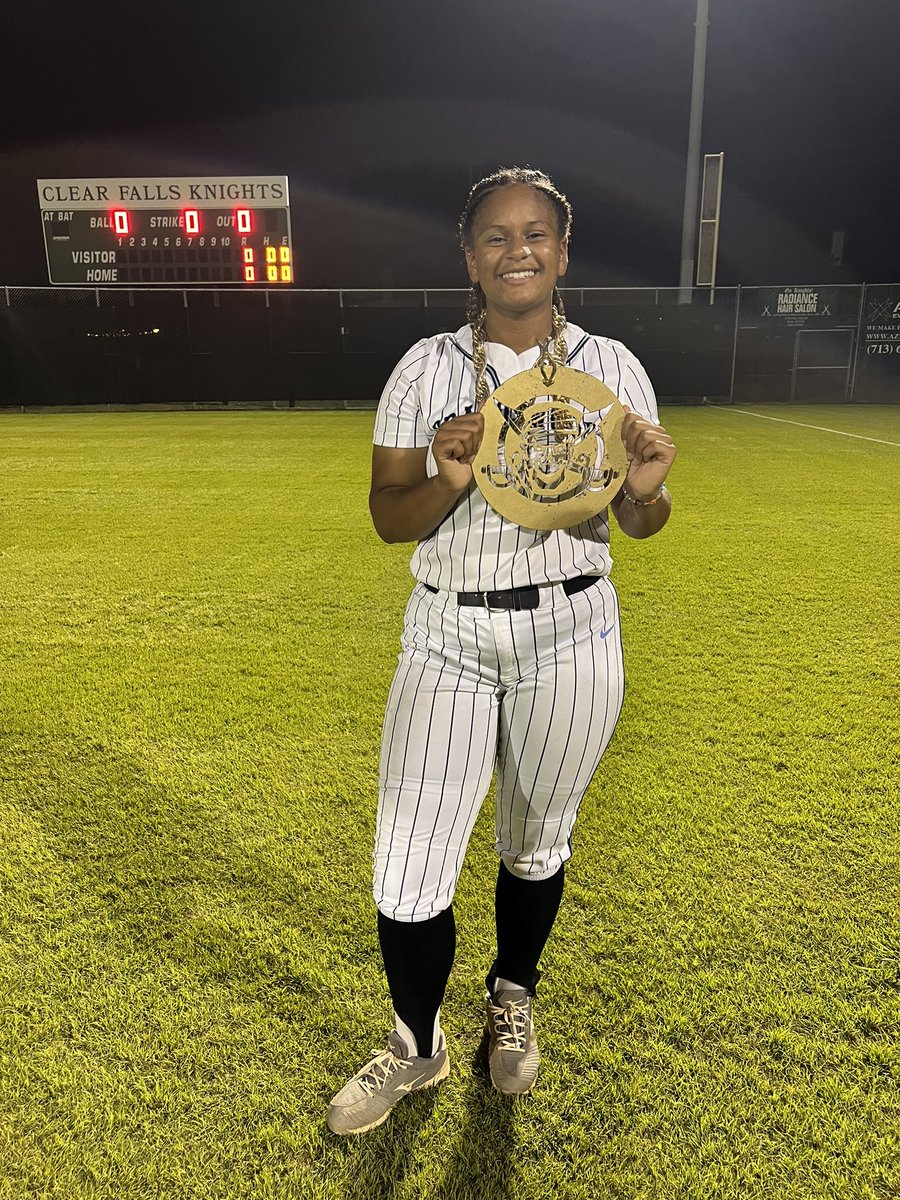 LadyBucSB's tweet photo. Warrior of the day is Jaeslyn Frazier 💙🥎 she was 🔥🔥 at the plate tonight #nowhiteflag #dinger https://t.co/K4YPK7iAC5