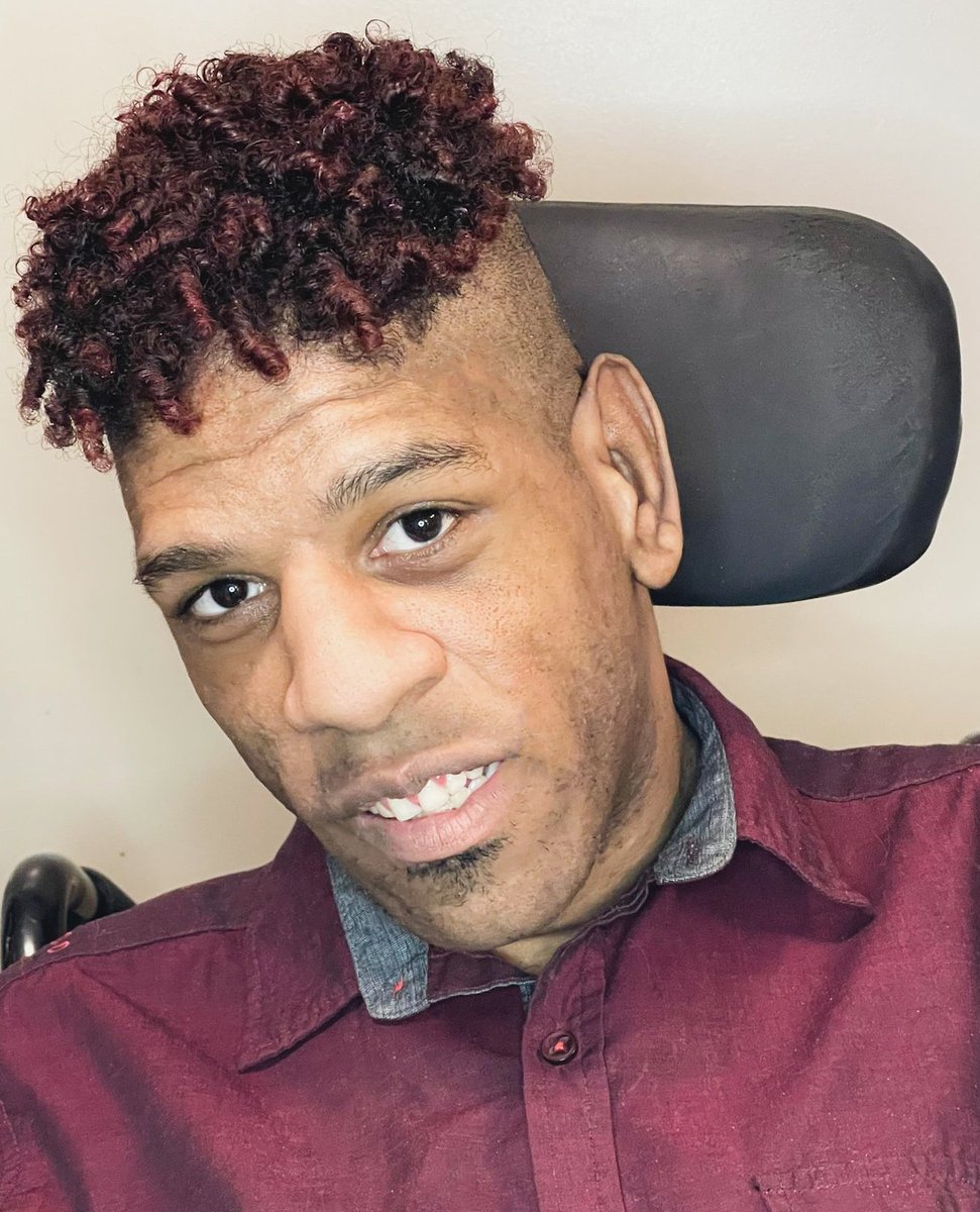 I wasn't sure if I liked my #newhair when I had it done on Saturday, but now I really do! 😎
🤟🏾
Tip Colour: 85 Burgundy Bliss #shorthairstyles #Canadianactor #actorslife #Writer #writerslife #gamer #nerd
