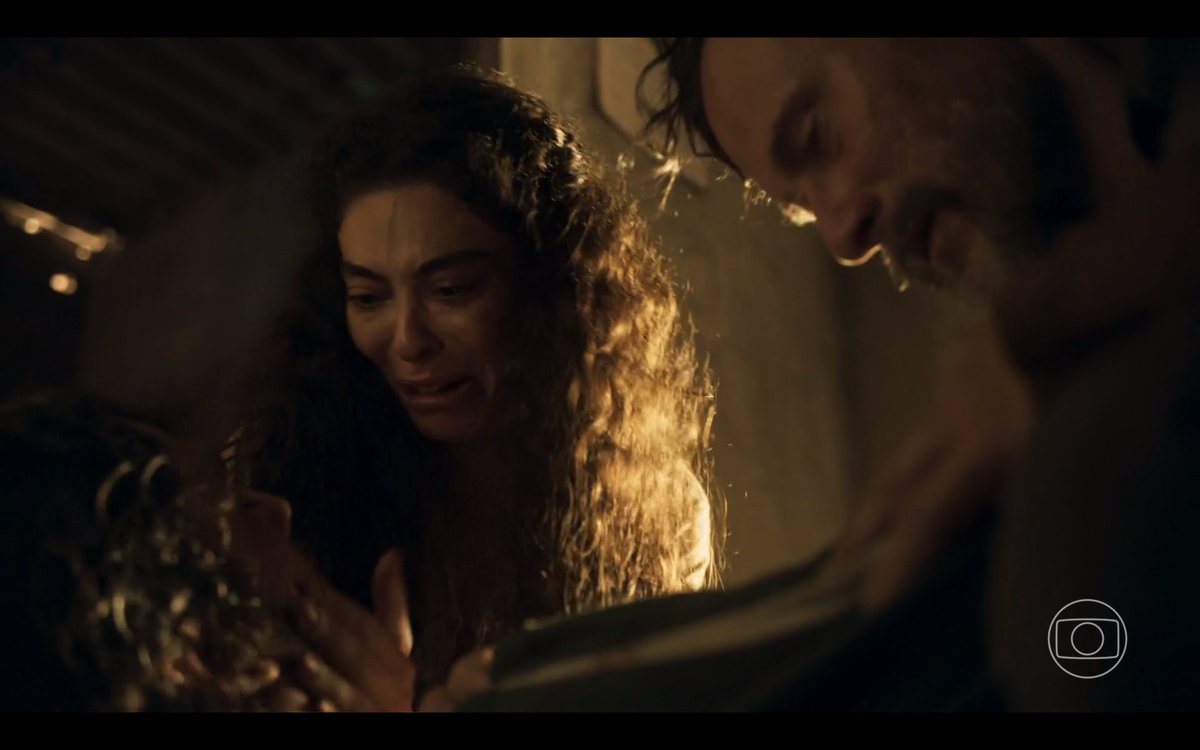 ZAMENZA's tweet photo. "FILHO! FILHO! O QUE VOCE FEZ COM MEU FILHO, GIL?????" 

Deve ser horrivel odiar a Juliana Paes e nao poder falar que é péssima atriz, né? #Pantanal https://t.co/srN8UPFB4k
