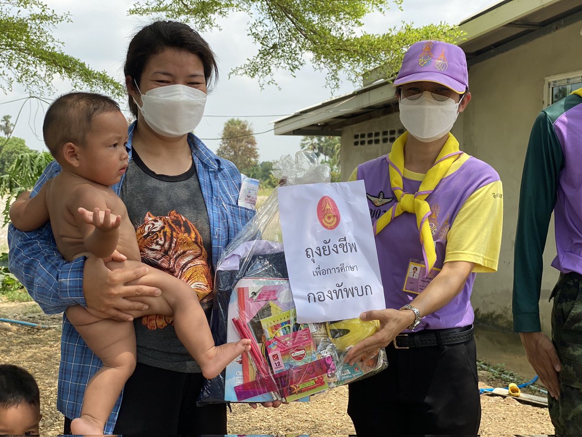 311Ict's tweet photo. "ถุงยังชีพเพื่อการศึกษา มอบให้เด็กตามหมู่บ้านในห้วงปิดภาคเรียน"
พล.1 รอ. โดย ร.31 พัน.1 รอ. โดย จอส.904, กพ.จอส.พระราชทาน, ชป.กร.ขุนอาสา 116 จัดทำถุงยังชีพเพื่อการศึกษา พร้อมดำเนินการแจกจ่าย ส่งมอบให้กับเด็กตามหมู่บ้านในพื้นที่รับผิดชอบของหน่วย
#ทหาร
#RDF311 https://t.co/ExGFi4zY9p