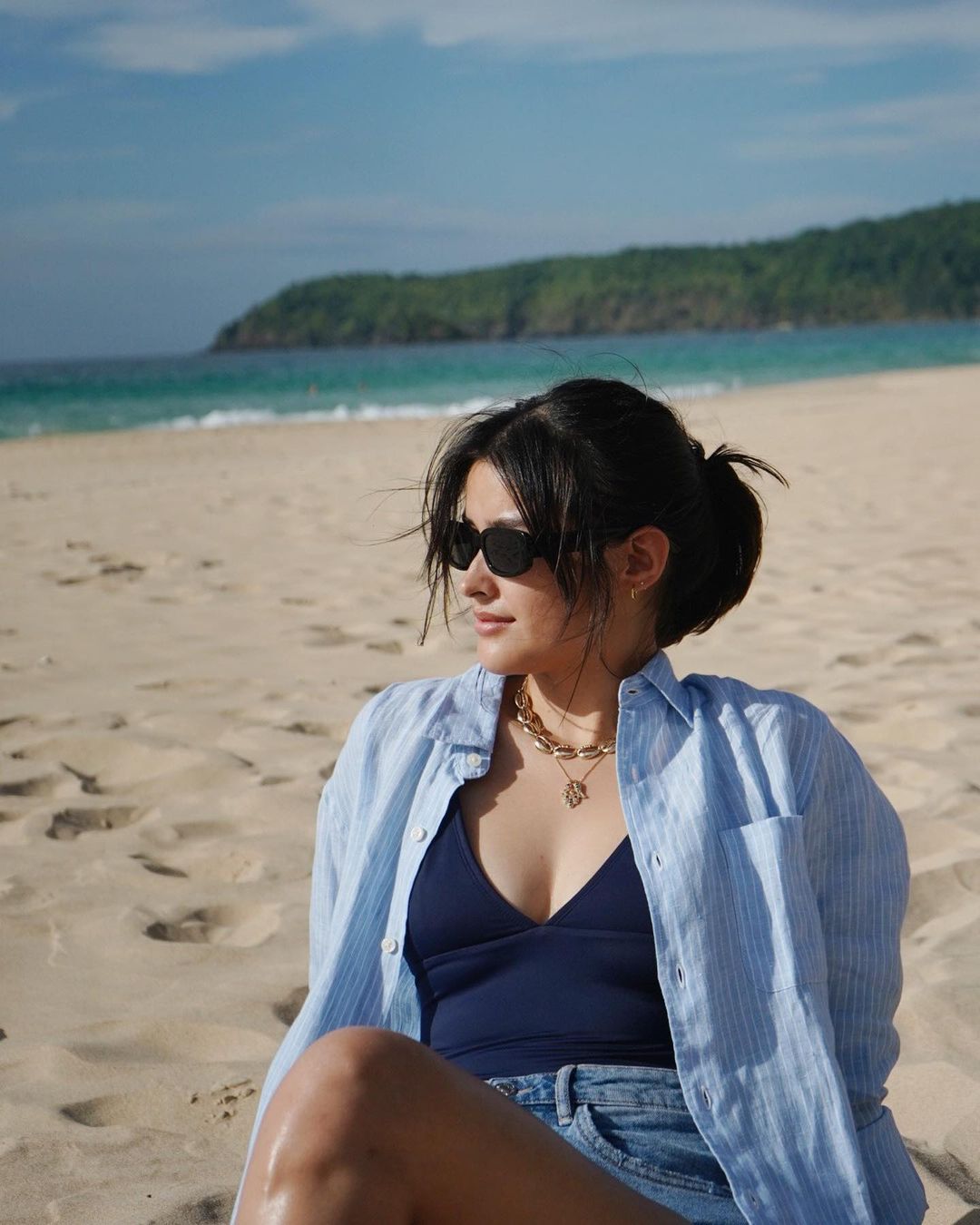 CDN Digital on X: "NATURAL BEAUTY! LOOK: Actress Liza Soberano captivates  fans with her beach photos on Instagram. “Blue sky, denim shorts and a  salty tan 💙,” she captioned the photos. 📸: