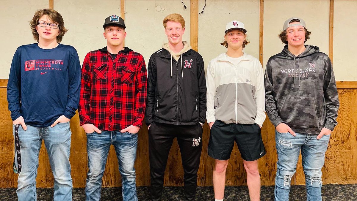 millardamy2's tweet photo. Senior hockey crew.❤️ Thanks to the coaches and team for everything. @PCNorthStars @Sauk_Activities #streeterpride https://t.co/Gs64Bc99R2