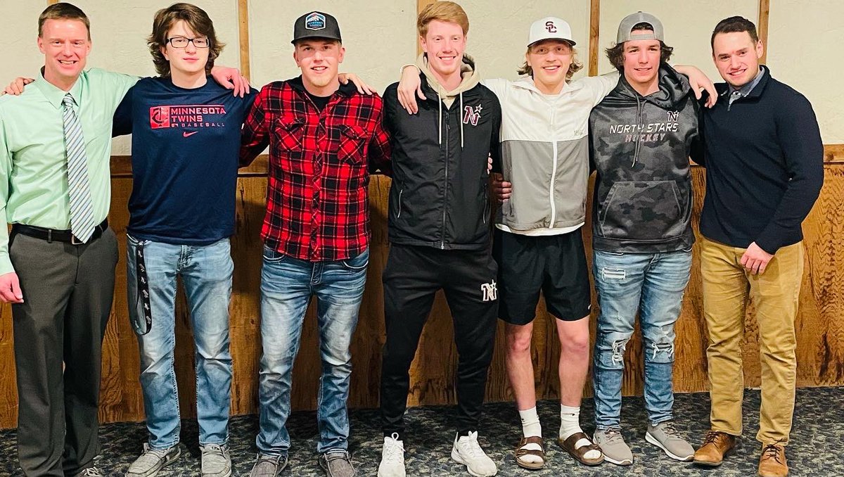 millardamy2's tweet photo. Senior hockey crew.❤️ Thanks to the coaches and team for everything. @PCNorthStars @Sauk_Activities #streeterpride https://t.co/Gs64Bc99R2