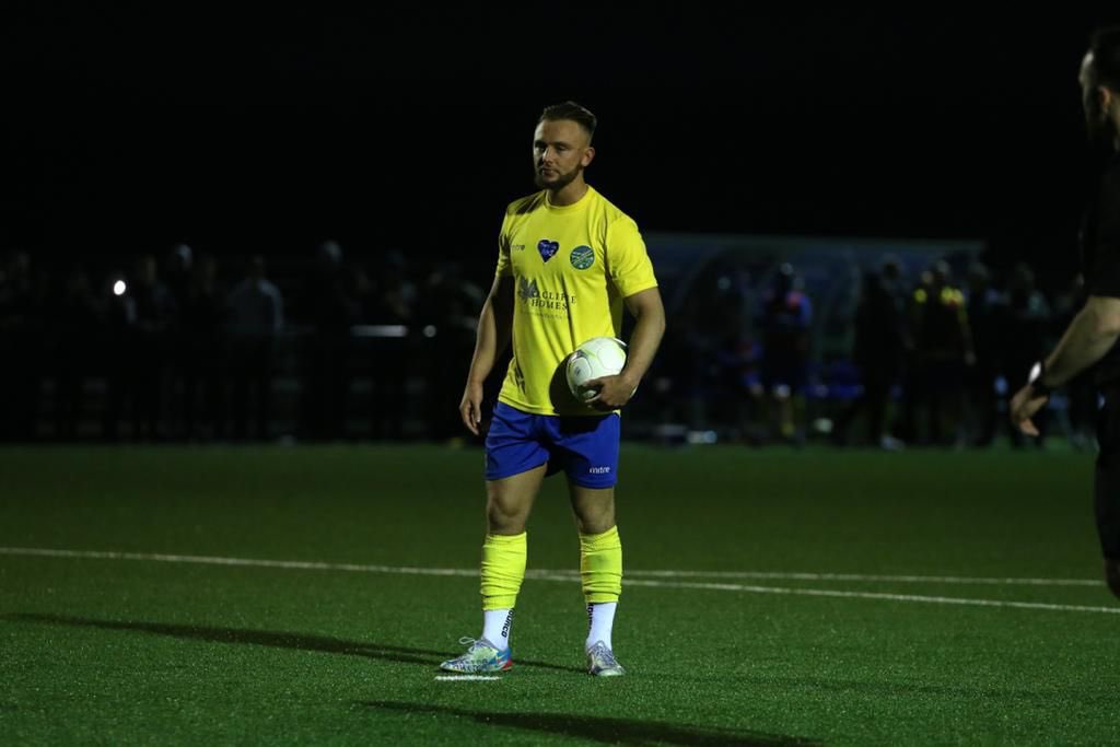 AscotUnitedFC's tweet photo. 🏅TONIGHTS SUPPORTERS MOM

@scottty_ another action packed display from centre midfield 🔥👊

#WeAreAscot💛💙 https://t.co/gxVv5ZdWnS