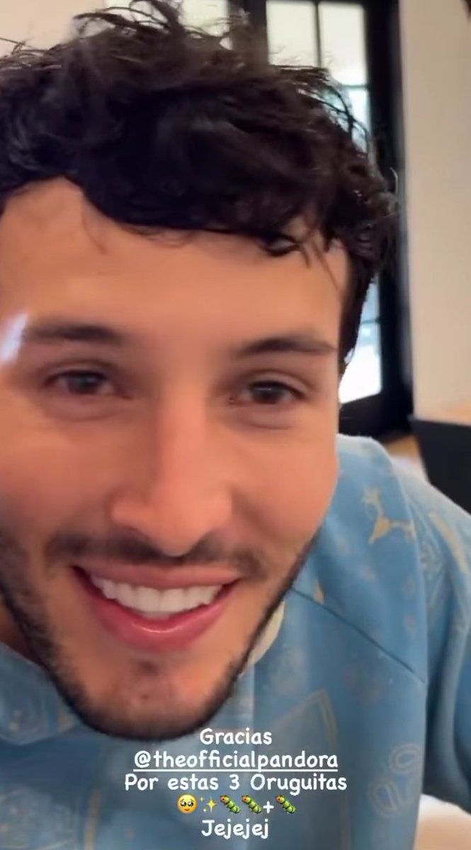 Natt_cb_'s tweet image. Una oruguita soy yo, la otra oruguita eres tú y sigo girando buscando tú luz...

#Básicamente te adoroooo fuerteeee!! 🐛🐛🐛 💙✨
#dharma