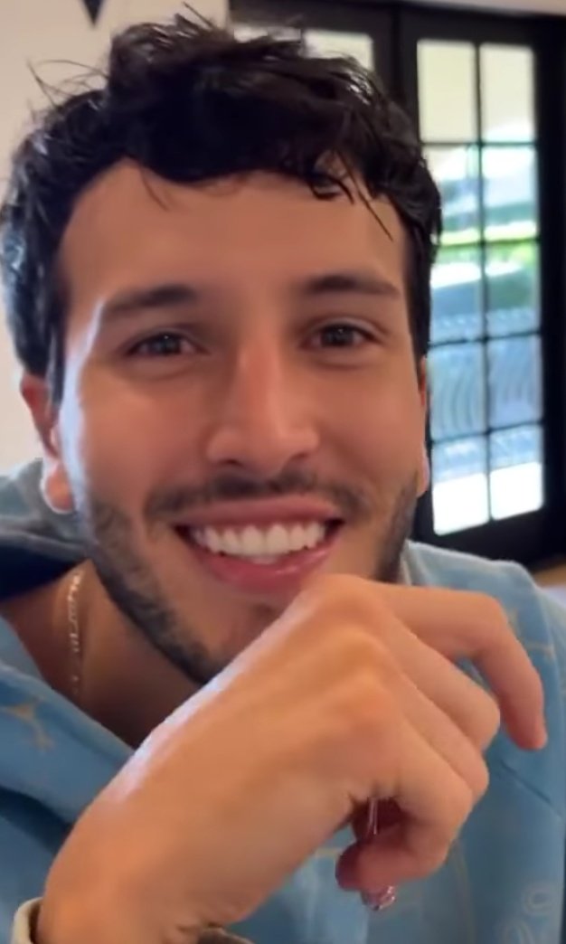 Natt_cb_'s tweet image. Una oruguita soy yo, la otra oruguita eres tú y sigo girando buscando tú luz...

#Básicamente te adoroooo fuerteeee!! 🐛🐛🐛 💙✨
#dharma