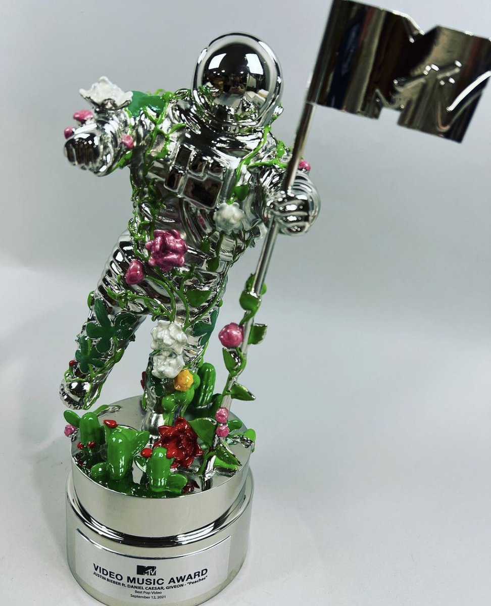 JBCrewdotcom's tweet photo. How cool! The Stratford Perth Museum, which houses the “Steps to Stardom” Justin Bieber exhibit, recently got a new item to showcase! It’s said that Justin’s family recently dropped off this 2021 MTV award for his hit song, “Peaches.” https://t.co/Mvi7RrShtR
