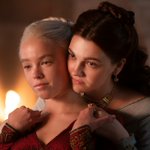ハウスオブザドラゴン公開画像｜幼少期王女レイニラ・ターガリエン/Young Princess Rhaenyra Targaryen役子役ミリー・オールコック/Milly Alcockと幼少期アリセント・ハイタワー/Young Alicent Hightower役子役エミリー・キャリー/Emily Carey。