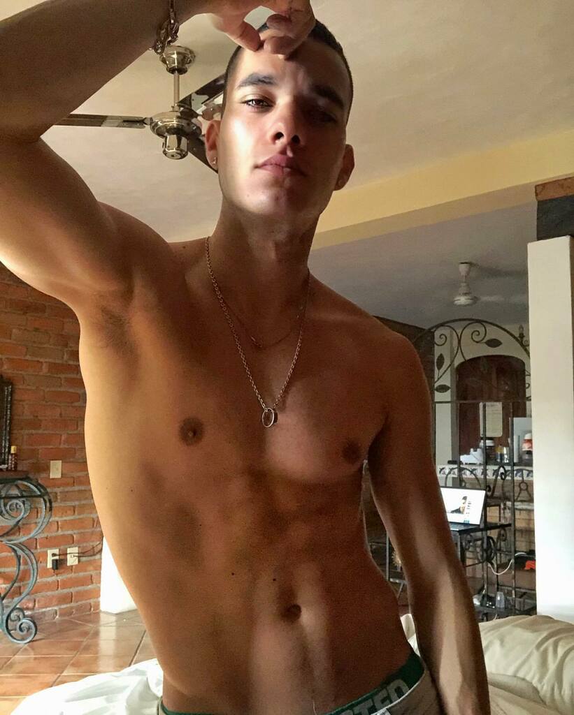 Leofficial77's tweet photo. Cada mañana tienes dos opciones:
Continuar durmiendo y seguir soñando, o despertar y perseguir tus sueños…😍
.
.
.
.
#dreams #body# photo# #nice #live #follow #selfie #love #happy https://t.co/01FOMPOgDK