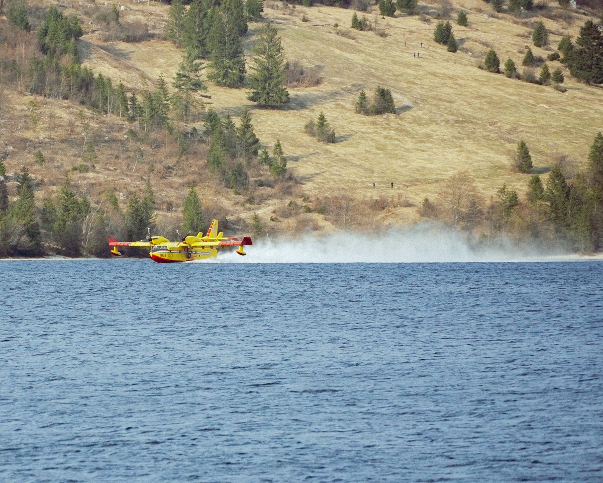 jernejovc's tweet photo. Croatian Air Force Canadair filling up on @lakebohinj to assist fighting fire near Preddvor, Slovenia. #canadair #fire #pozar #gasilci #hvalasusjedi https://t.co/At3paLWbz1
