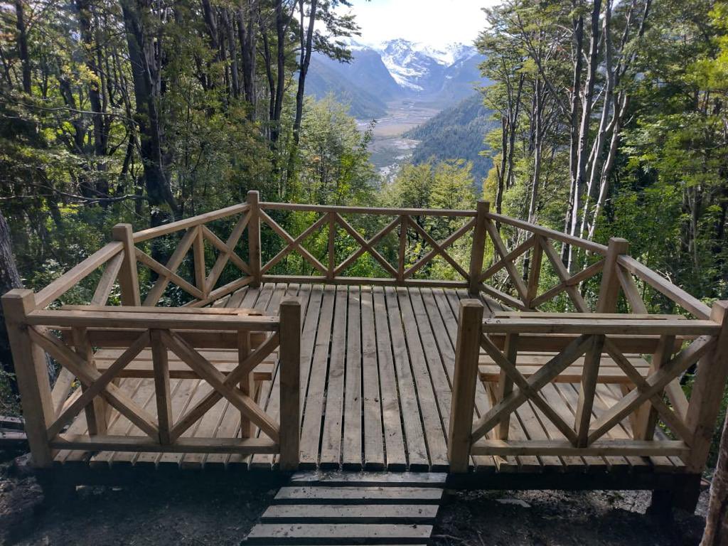 🔨Obra terminada para admirar esta belleza natural! Guardaparques del Parque Nacional Pumalín Douglas Tompkins repararon mirador norte en sendero Mirador Ventisquero Amarillo 🏔🌿