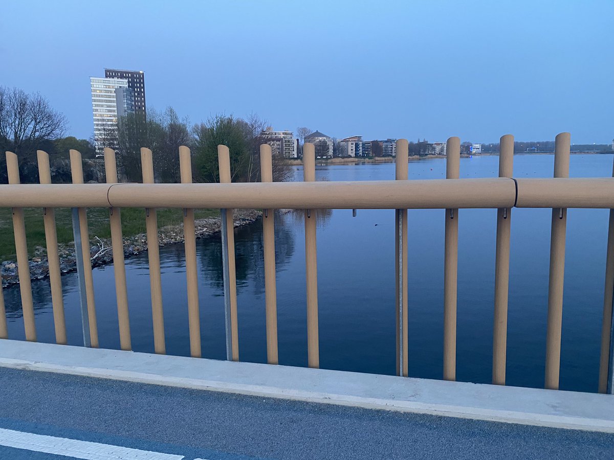 alicetb7's tweet photo. @almere bij de Weerwaterbrug mist sinds een aantal dagen een spijl. Zou een klein kind tussendoor passen … graag repareren https://t.co/TYJsXUNF0t