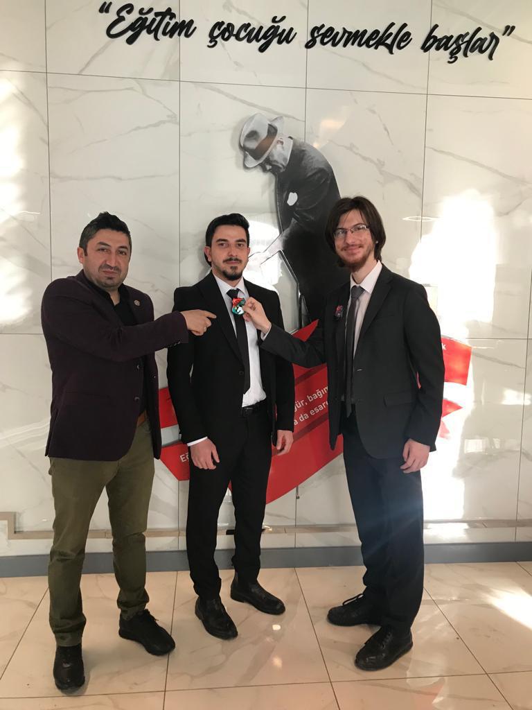 İl Hakemliğine terfi eden İbrahim Şentürk`e kokartı ilk görevinde 26-27 Mart 2022`de düzenlenen Koza İlkokulu #Satranç Turnuvası `nda İl Tems Yrd Eyüp Araz ve Turnuva Başhakemi NA Mehmet Baran Kılıç tarafndan takılmıştır. İbrahim Şentürk`e hakemlik kariyerinde başarılar diliyoruz