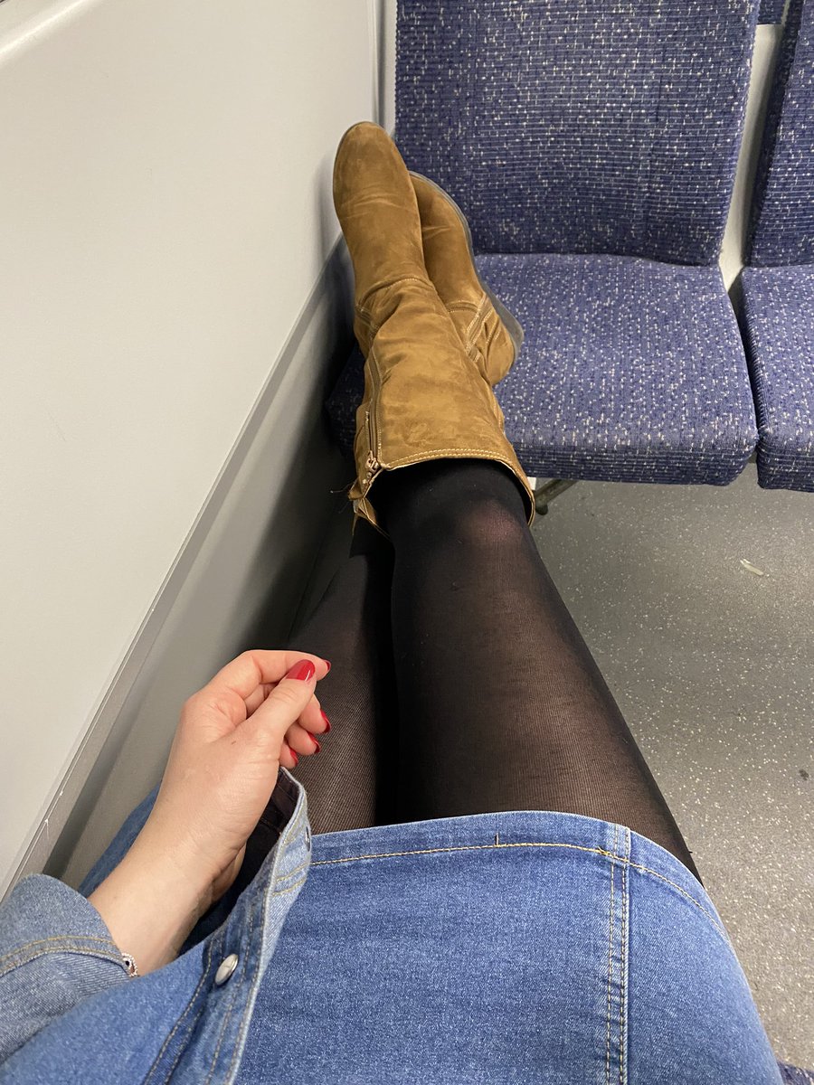 abby__hook's tweet photo. From the studioπ₯π’ to the trainπΊπ’ The sign of a long but great dayβ€οΈ #London #TV #filming #thebestday #excitingthingscoming https://t.co/2AlRpz4jrE