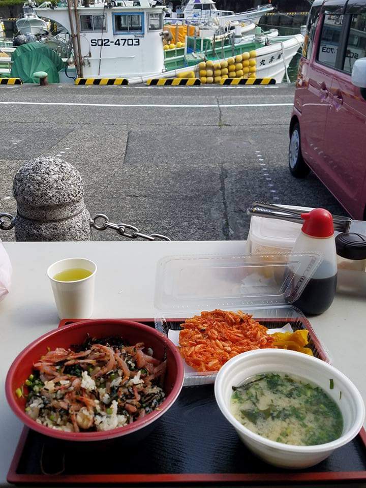 Yinji_Li's tweet photo. Four years ago today(4年前 #由比 #浜のかきあげや). Lunch at hamano kakiageya, a fishing port side #seafood #cafeteria run by the #Yui #fisheries #cooperative. The sunshine was good, the warm sea breeze was good, and the #sakurashrimp was good. #FishAsFood #SSF #shortvaluechain https://t.co/3tl8adxcfN