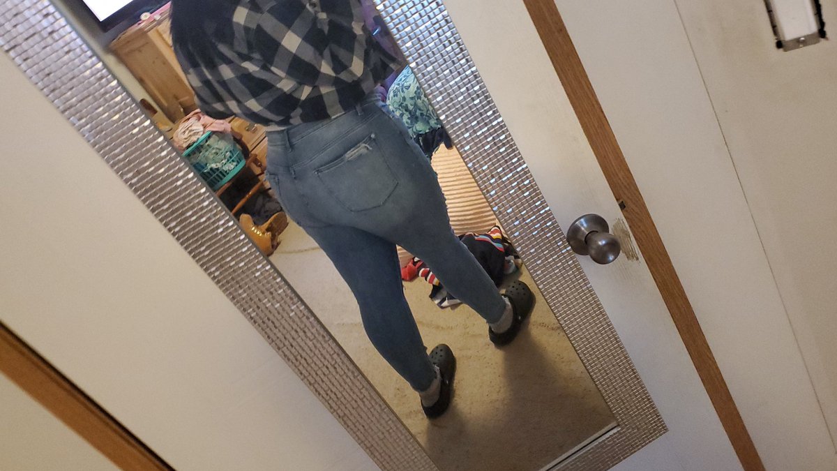 kaylabanks445's tweet photo. You know what,  yes I am plus size, and yes I will wear whatever the fuck I want cuz im tired of people telling me what i can or can't wear. First time wearing my shirt tucked in😯😯 https://t.co/ipV4Jwkbbb
