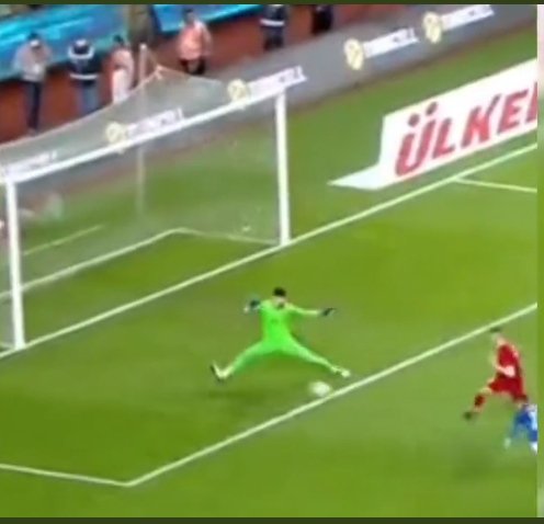 İkisi de hemen hemen aynı pozisyon.
Birinde Avrupa basını müthiş kurtarış manşeti atıyor, diğerinde bizim sosyal medya fenomenleri yediği bacak arası golüne rağmen Altay Uğurcandan daha iyi kaleci diyor. 
Kalite tesadüf değildir.