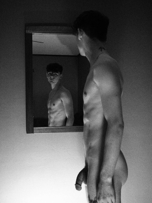 1 pic. Heading back to PDX from April 15-29 ?? hmu for plans

? @RavenswoodPDX https://t.co/B7D4l7gl