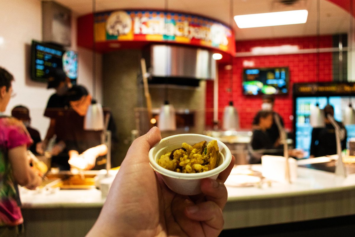 UTDAuxiliarySvs's tweet photo. Kalachandji’s has officially opened in the Student Union food court!
Enjoy vegan and vegetarian bowls, pizzas, and samosas at their all new pop up storefront.
#utdallas #utdallasdining #utddining https://t.co/EE4WiEPE6M