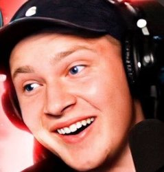 FatYoshiPeek's tweet image. Vi ved i har ventet spændt de sidste 2 dage.
Vi byder hermed velkommen til @Mrkallenbach .
Han vil agere som ledende content creator for FatYoshiPeek