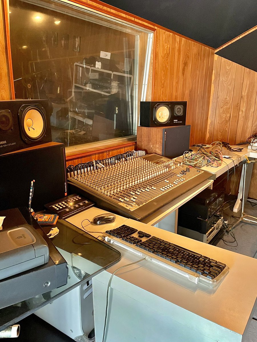 RafaelOvni's tweet photo. En Fragile Estudio estamos Grabando tus ideas 🙂
#fragileestudio #estudiodegrabacion #estudiodeaudio #ovnirock #musica #anuncioscomerciales #cuñas #documentales #jingles https://t.co/qOwJQsOePe