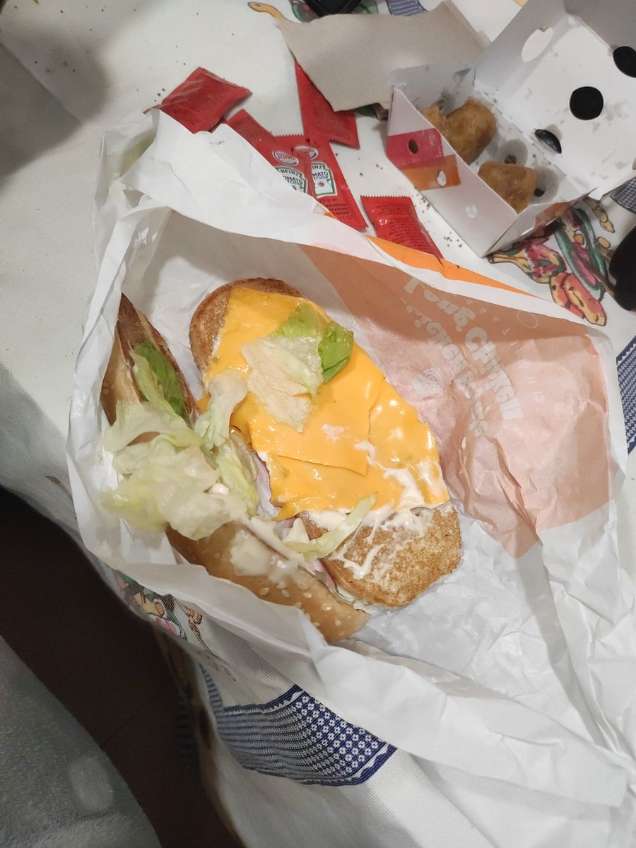 aniitask8's tweet photo. He pedido un long chicken a @Burguerking_  y me llegó sin pollo.. 😂😂 voy a tener que completar mi cena con un @KFC_ES  😂😂😂😂 https://t.co/UCIWopAcJx