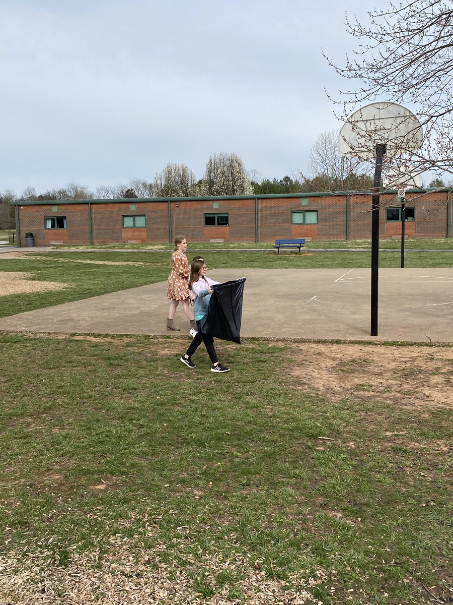 mrscurryNES's tweet photo. Some awesome Beta Club friends cleaning up the playground on this beautiful day! π§‘π #BetaRocks @NatcherElem https://t.co/S1IMOHu4Jp