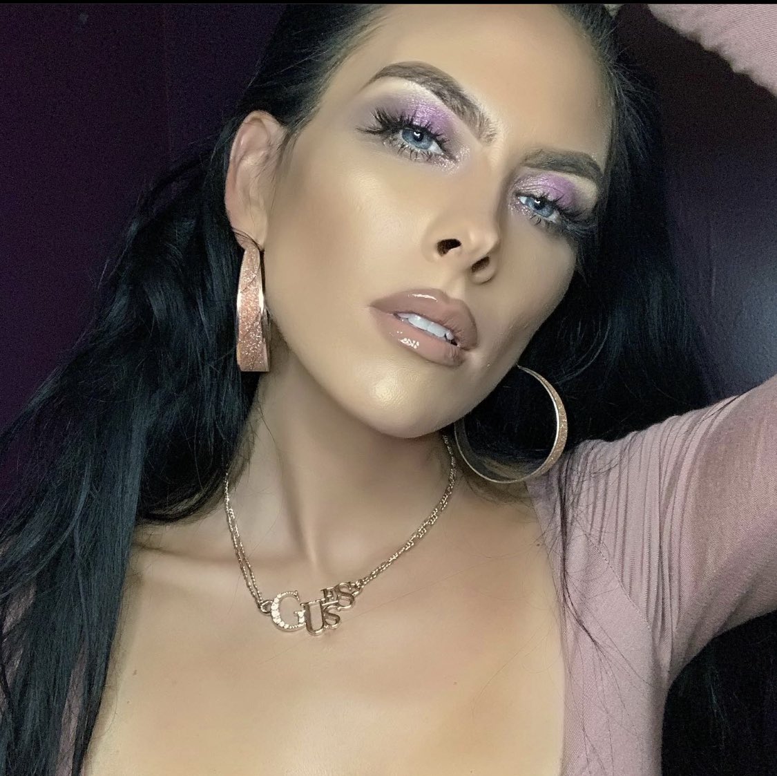 MissBLoXO's tweet photo. 💜𝒜 ℒ𝒾𝓁 𝒫𝓊𝓇𝓅𝓁𝑒 ℳ𝑜𝓂𝑒𝓃𝓉💜

Using the Stunning #ABHxAMREZY
Palette @ABHcosmetics @amrezy 
REBEL #LisaLashes @LadyCode_ @Lisa_Opie 
Brows @TheBrowGal @IamTonyaCrooks 
Foundation and Lips @ScottBarnesCos 
Contour @kkwbeauty @KimKardashian 
All Jewelry @GUESS https://t.co/JLkoXE0wZb