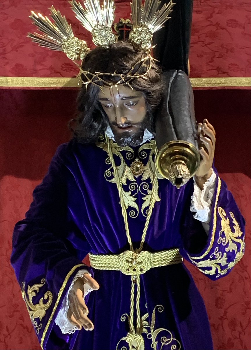 En el día de hoy, el Señor de la Estación ha sido ataviado con su túnica de Rey. Terciopelo morado bordado en oro con motivo de la Función Principal de Instituto que tendrá lugar el próximo Domingo dia 3 de abril.