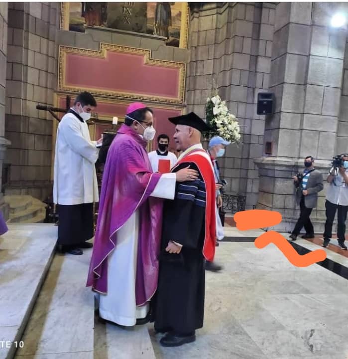 Nuestro agradecimiento al padre Kike... él también es otro ulandino más... y lo digo con sinceridad, y con el aprecio que todos los Merideños sentimos por él: "... no me imagino a Mérida sin nuestro padre Kike.. "