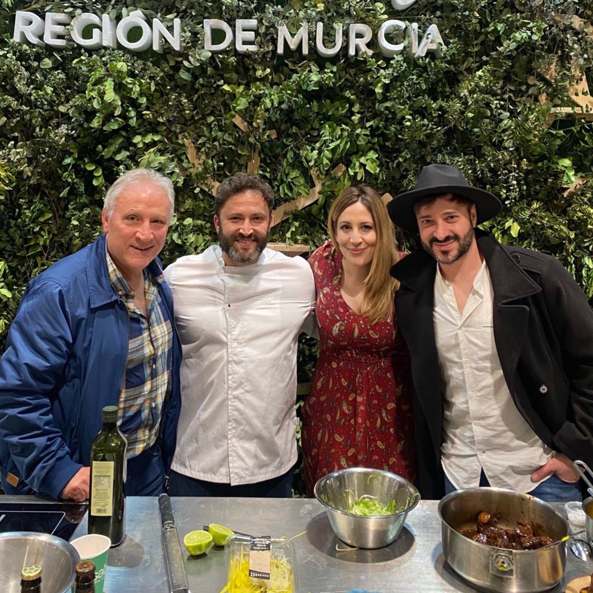 lauracanhadas's tweet photo. Segundo día de @madridfusion 2022; maravilloso hoy acompañar( con papá @nonodigu y mi @cesargbartender ) a mi hermanito #danieldíazcañadas en su showcooking con #milsabores #RegiondeMurcia ❤️. Gracias @JCCapel y a cuantos lo hacéis posible, larga vida y enhorabuena. #madridfusion https://t.co/mhXqmVZxL6
