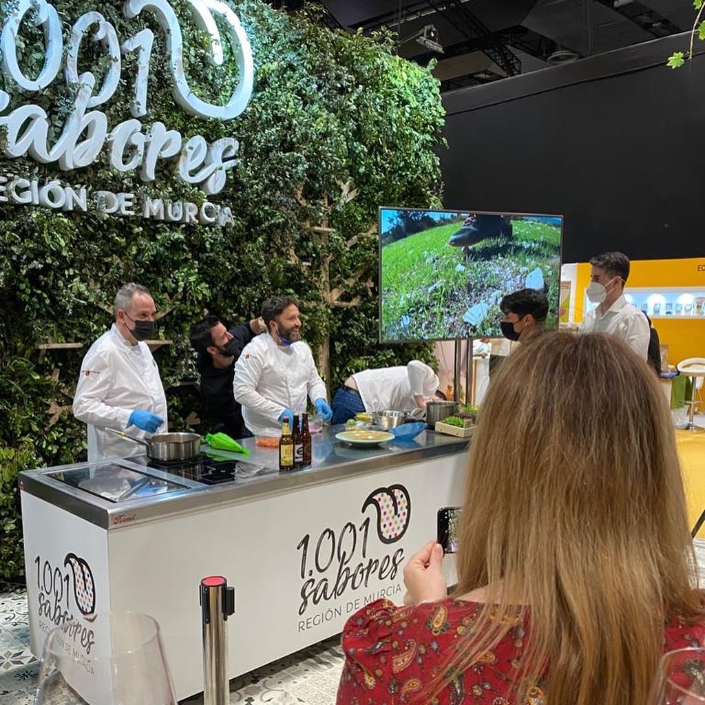 lauracanhadas's tweet photo. Segundo día de @madridfusion 2022; maravilloso hoy acompañar( con papá @nonodigu y mi @cesargbartender ) a mi hermanito #danieldíazcañadas en su showcooking con #milsabores #RegiondeMurcia ❤️. Gracias @JCCapel y a cuantos lo hacéis posible, larga vida y enhorabuena. #madridfusion https://t.co/mhXqmVZxL6