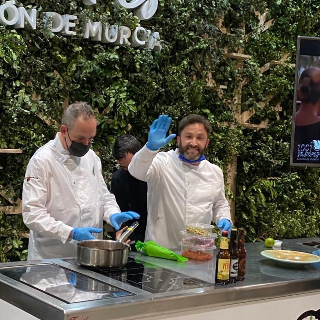 lauracanhadas's tweet photo. Segundo día de @madridfusion 2022; maravilloso hoy acompañar( con papá @nonodigu y mi @cesargbartender ) a mi hermanito #danieldíazcañadas en su showcooking con #milsabores #RegiondeMurcia ❤️. Gracias @JCCapel y a cuantos lo hacéis posible, larga vida y enhorabuena. #madridfusion https://t.co/mhXqmVZxL6