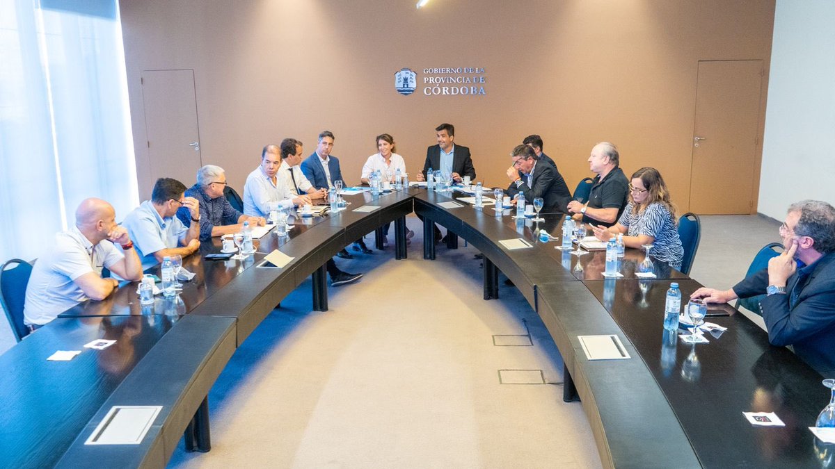 fedegarciaok's tweet photo. Nos reunimos con los presidentes y vicepresidentes de los distintos foros de la provincia #UCR, #Vecinalismo, #CoMuPro, #MuCoRa y #HxC. Dialogamos sobre la puesta en marcha de programas de fortalecimiento para los gobiernos locales. https://t.co/bIsfPd3H1h