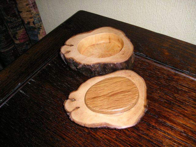 Small Hawthorn box with brass inlay (2012)