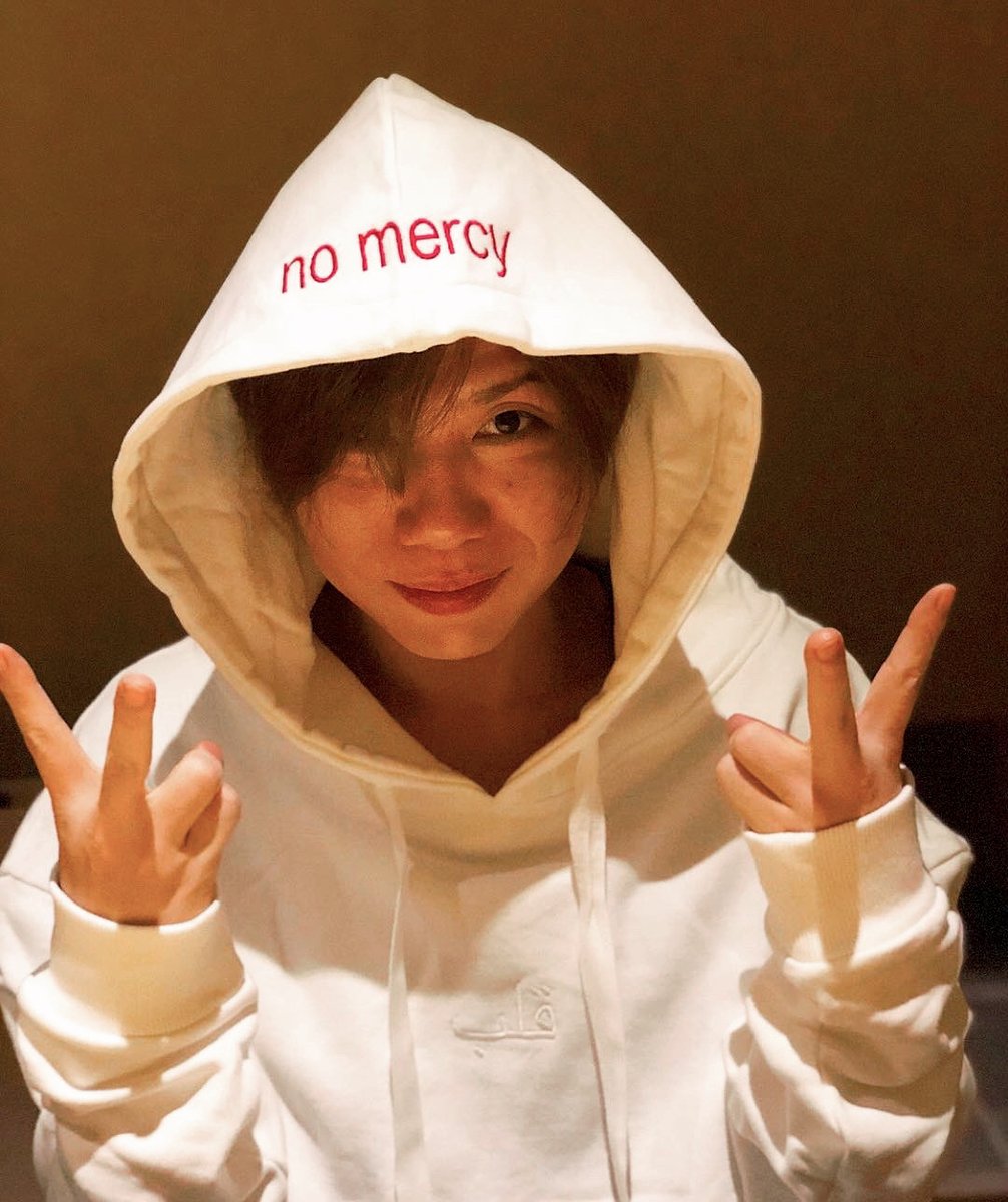 yasuは着てるのはQALBのパーカーは胸元にある言葉はアラビア語の 