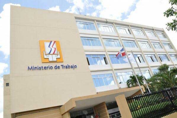 SinCortapisa_'s tweet photo. #SinCortapisa ¡EXCELENTE! Ministro de Trabajo Luis Miguel De Camps anuncia que someterán a consulta pública una resolución que formaliza el trabajo doméstico LEA MÁS 👉https://t.co/6poSnZ3JXK

Cc:@MTrabajoRD https://t.co/CDI99FARb4
