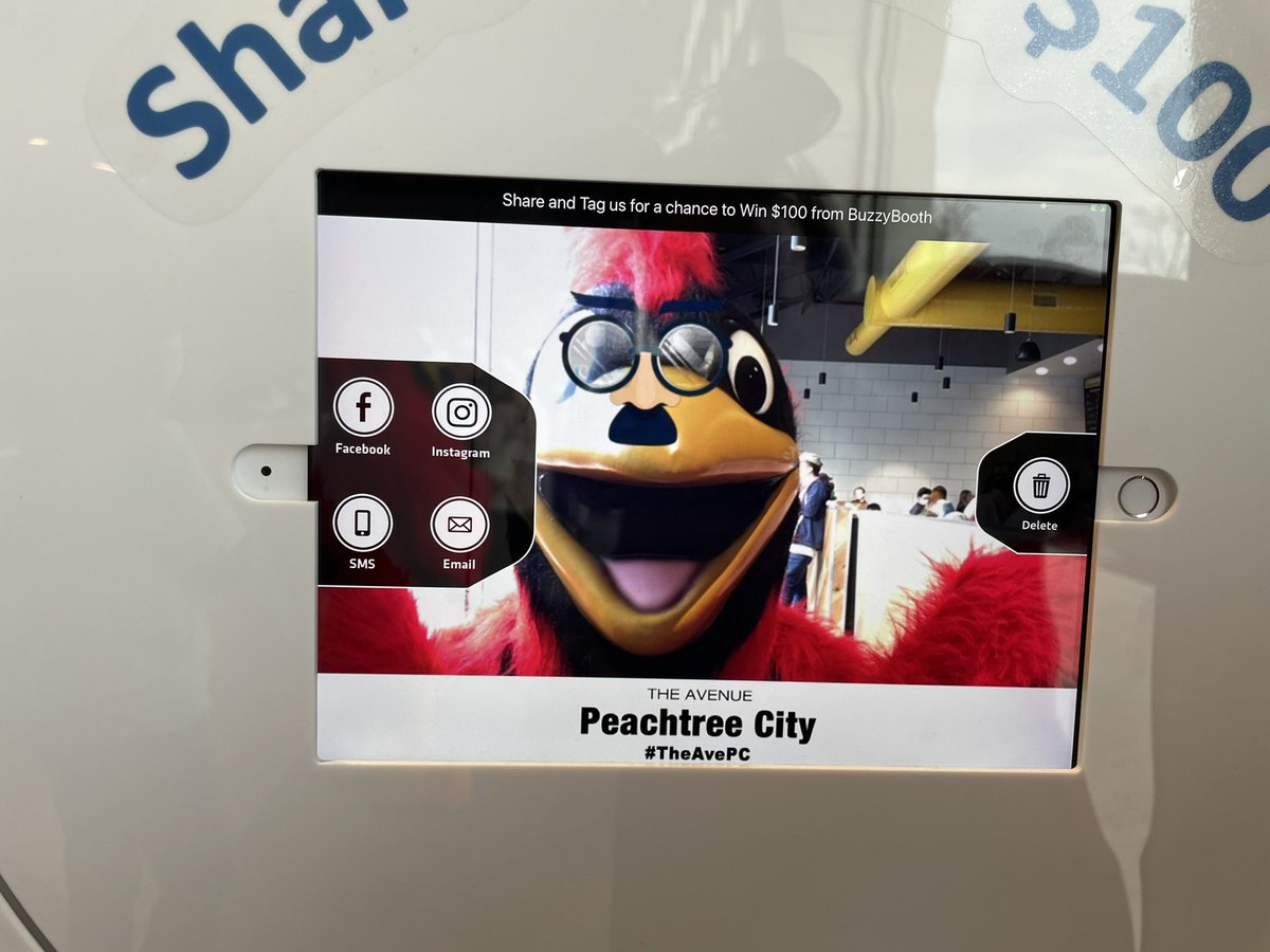 sanders_CLES's tweet photo. Big thanks to @superchix for hosting us tonight!!!  Crimson loves to spread his wings and see Cardinal friends!!!  @CLESCardinals @fcboe @FayettePBIS https://t.co/hKal8J2RQ4