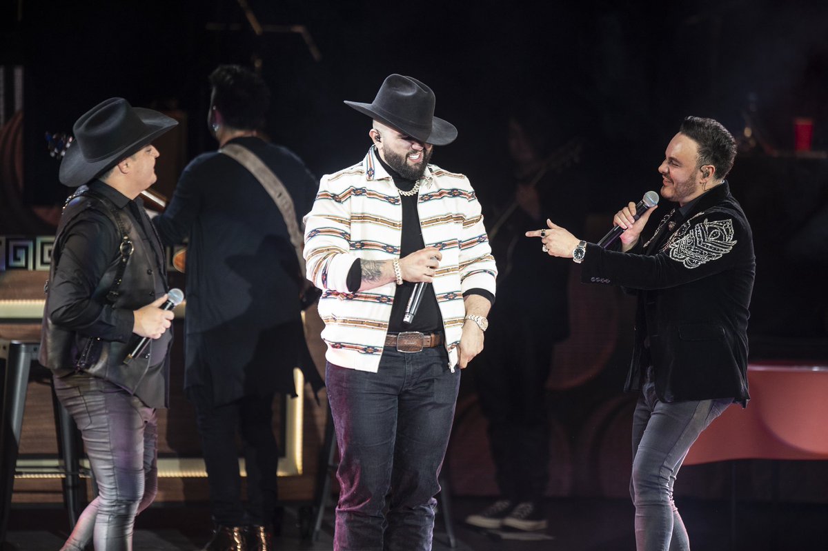 RioRomamx's tweet photo. Qué noche la del #RojoTour compartiendo escenario con nuestro compadre @carinleonofi !! Fue increíble cantar #TuMeGustas juntos!! 🔥🔥🙌🏻😎
Checa el video en nuestro IG ➡️
https://t.co/S8TJL8dQAU https://t.co/wbmQU84hVT