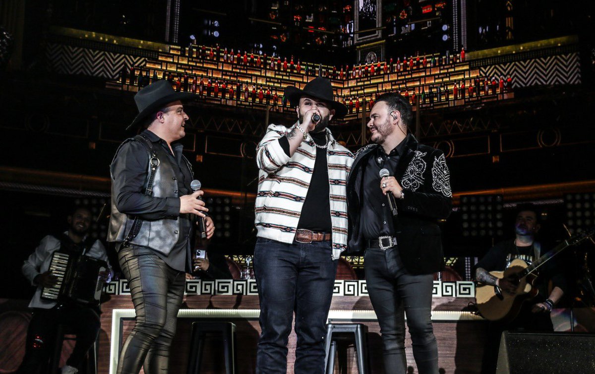 RioRomamx's tweet photo. Qué noche la del #RojoTour compartiendo escenario con nuestro compadre @carinleonofi !! Fue increíble cantar #TuMeGustas juntos!! 🔥🔥🙌🏻😎
Checa el video en nuestro IG ➡️
https://t.co/S8TJL8dQAU https://t.co/wbmQU84hVT