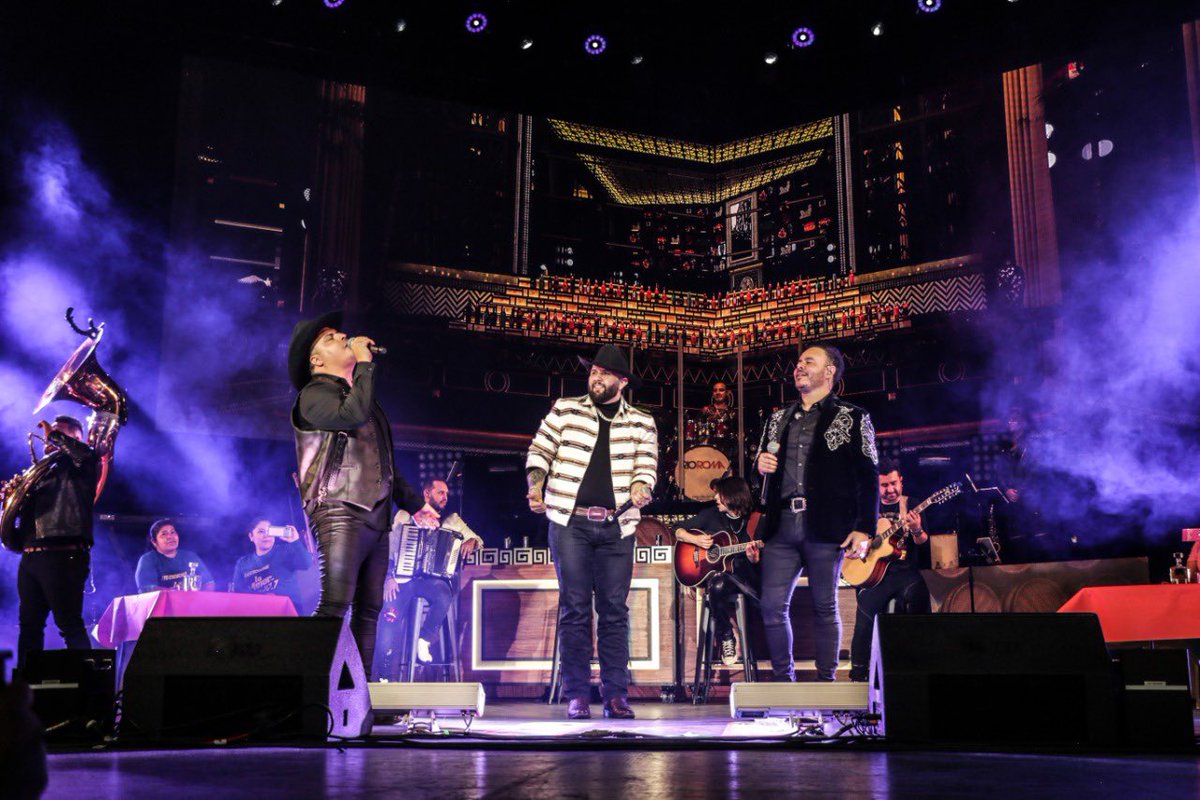 RioRomamx's tweet photo. Qué noche la del #RojoTour compartiendo escenario con nuestro compadre @carinleonofi !! Fue increíble cantar #TuMeGustas juntos!! 🔥🔥🙌🏻😎
Checa el video en nuestro IG ➡️
https://t.co/S8TJL8dQAU https://t.co/wbmQU84hVT
