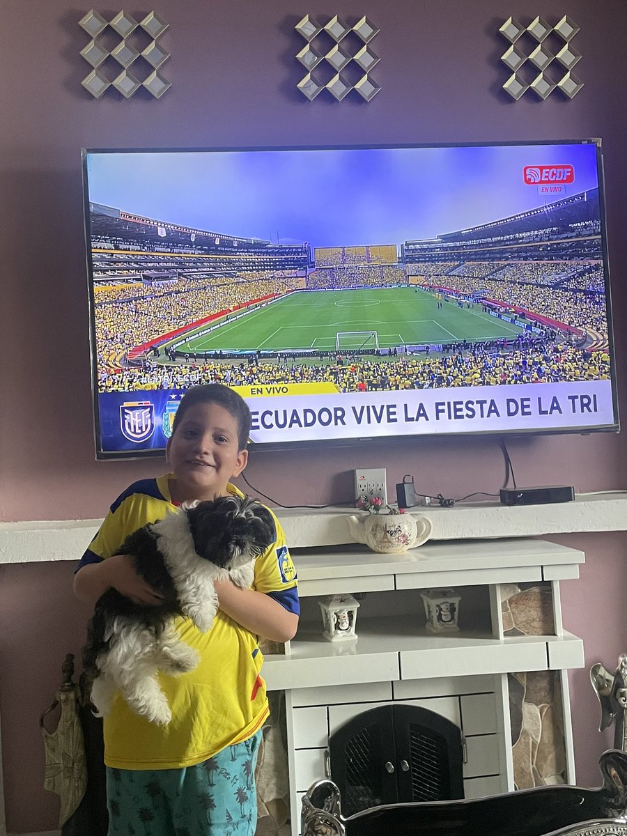 Ivan y Eren viendo a #LaTrixECDF 💛💙♥️🇪🇨
