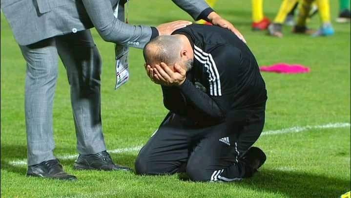 Bonoise23Dz's tweet photo. الإنكسار في صورة .. 💔
 ظالمة كرة القدم

#الجزائر_الكاميرون 
#ALGCAM https://t.co/rrvRy9iQkS